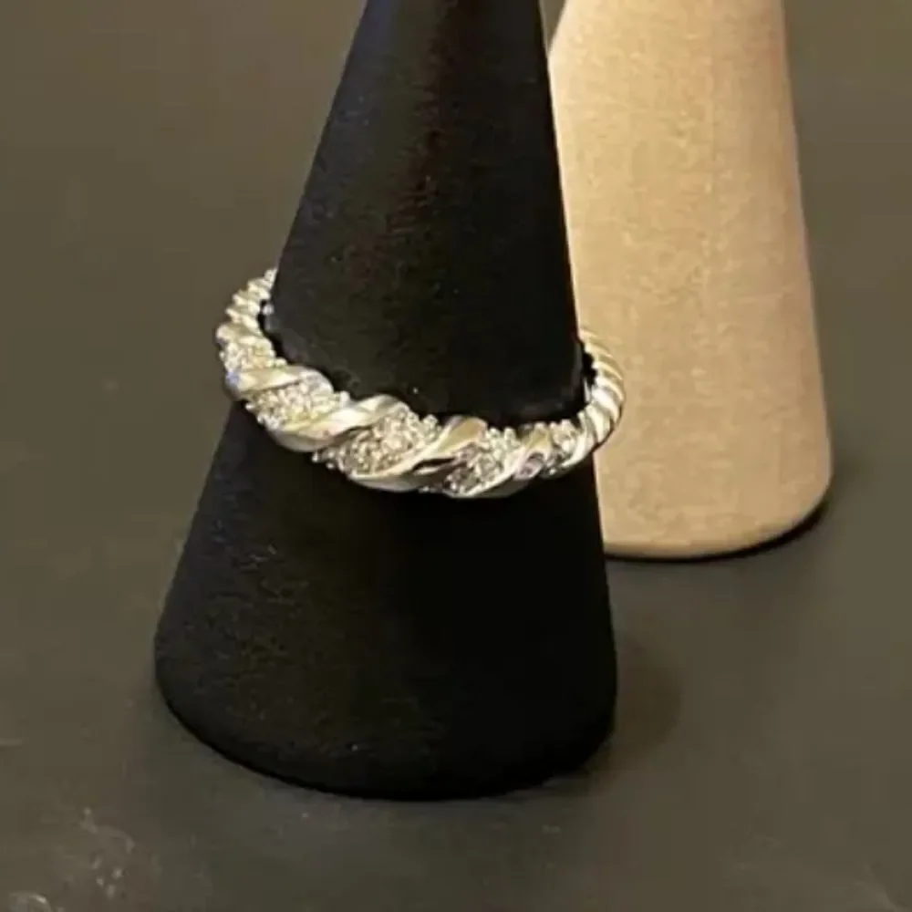 Elegant 925 sterling silver Twisted cubic zirconia ring sz 7